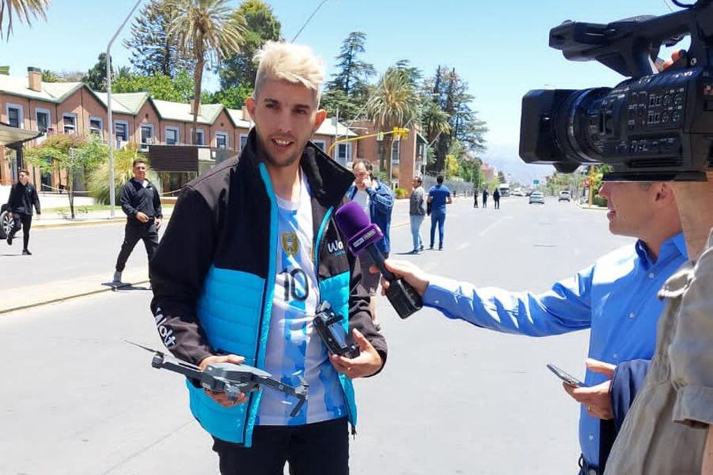 Cristian Solera, un fanático argentino que vive en Dinamarca, perdió un trabajo, pero no sueña con una firma de Messi. / Marcelo Rolland (Los Andes).