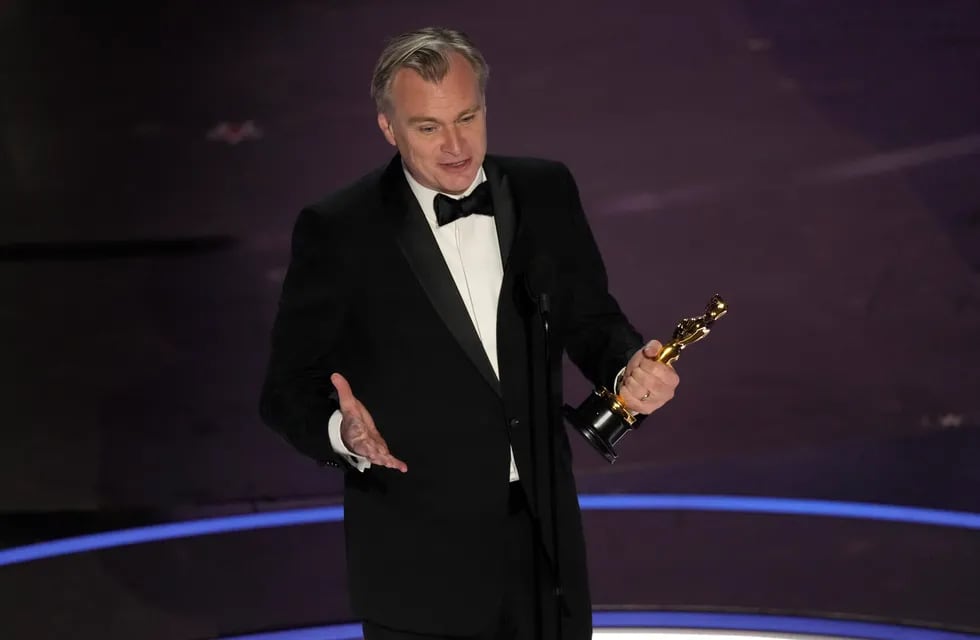 Christopher Nolan acepta el premio al mejor director por "Oppenheimer" durante la ceremonia de los Oscar el domingo 10 de marzo de 2024 en el Dolby Theatre de Los Ángeles. (Foto AP/Chris Pizzello)