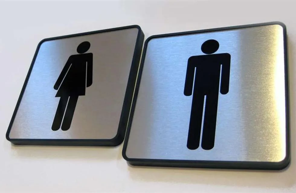 La polémica surgió cuando a los directivos de un jardín dispusieron quitar los carteles de los baños que señalan a qué sexo corresponde cada sanitario. Foto: Gentileza