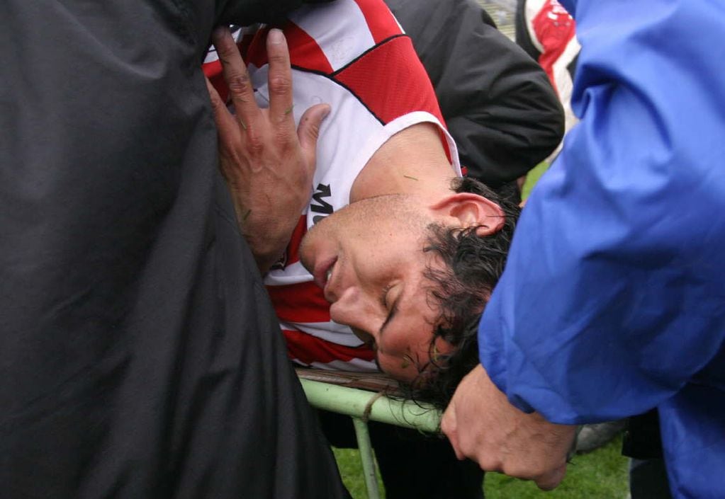 Azcurra, trasladado en camilla después de ser baleado por un policía en el partido entre San Martín y Godoy Cruz. / Orlando Pelichotti 