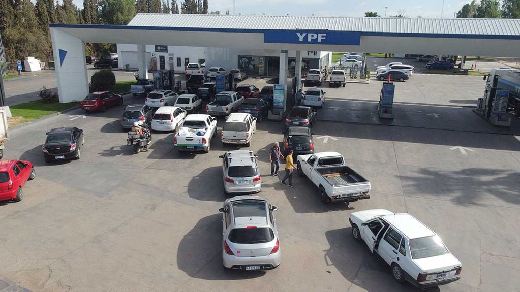 Largas colas de automóviles en las estaciones de servicio de Mendoza para cargar combustible. - Foto: José Gutierrez / Los Andes