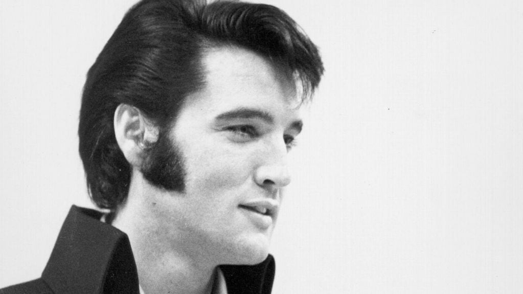 Elvis en sus primeros años de estrella, casi adolescente. 