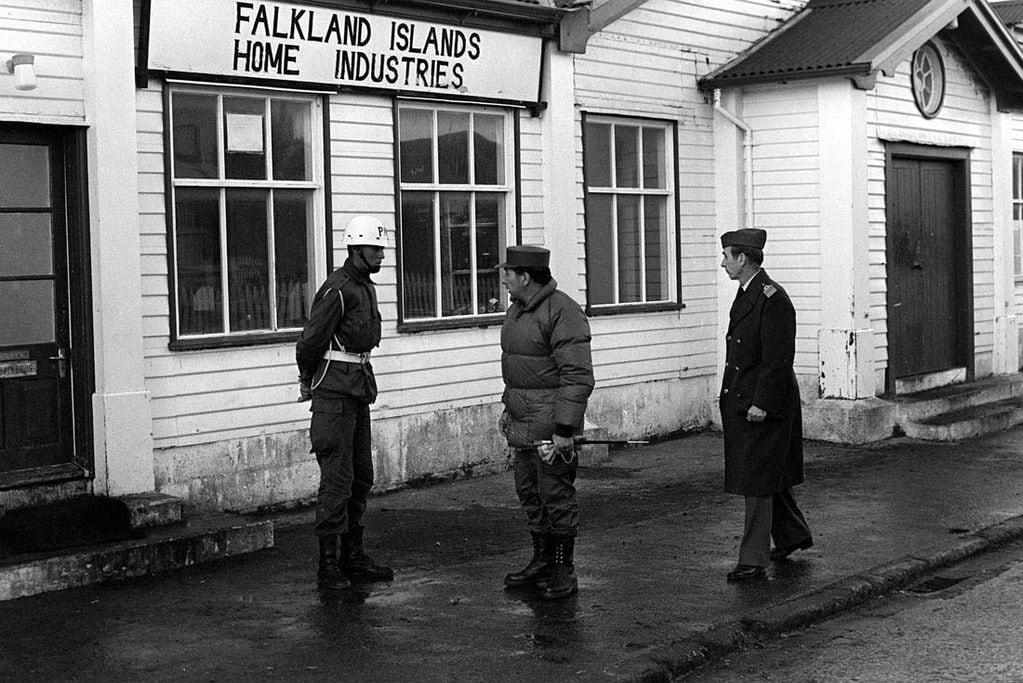 El Gral. Mario Benjamín Menéndez en una inspección en las Islas Malvinas.
Malvinas. 1982. (Télam)
