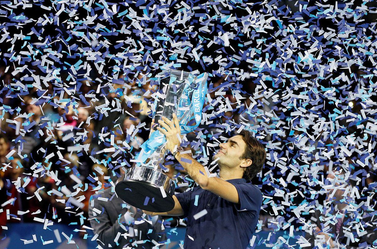 ARCHIVO - Roger Federer de Suiza sostiene el trofeo de ganadores después de derrotar a Jo-Wilfried Tsonga de Francia en su último partido de tenis individual en las Finales ATP World Tour, en el estadio O2 de Londres, el domingo 27 de noviembre de 2011 (AP Photo/Kirsty Wigglesworth, File)