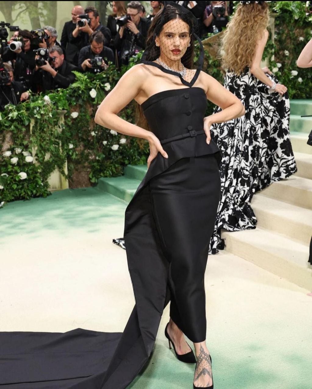 Rosalía en la Met Gala 2024 vestida por Dior. - Getty Images.