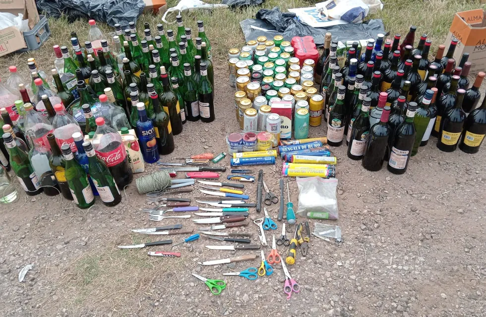 La Policía secuestró armas blancas y bebidas alcohólicas en la ruta a hinchas de ambos equipos (Foto: Prensa Policía).