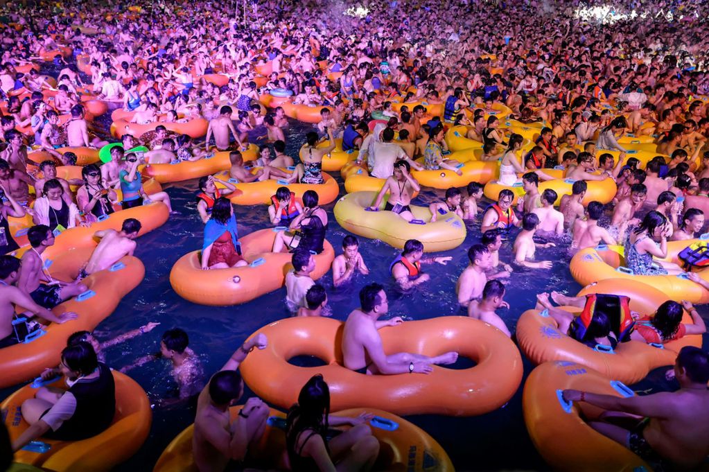 Miles de chinos hicieron caso omiso al coronavirus y participaron el fin de semana en una macrofiesta de música tecno en un parque acuático en Wuhan, donde surgió la covid-19 a finales del 2019, lo que generó polémica el lunes en las redes sociales.