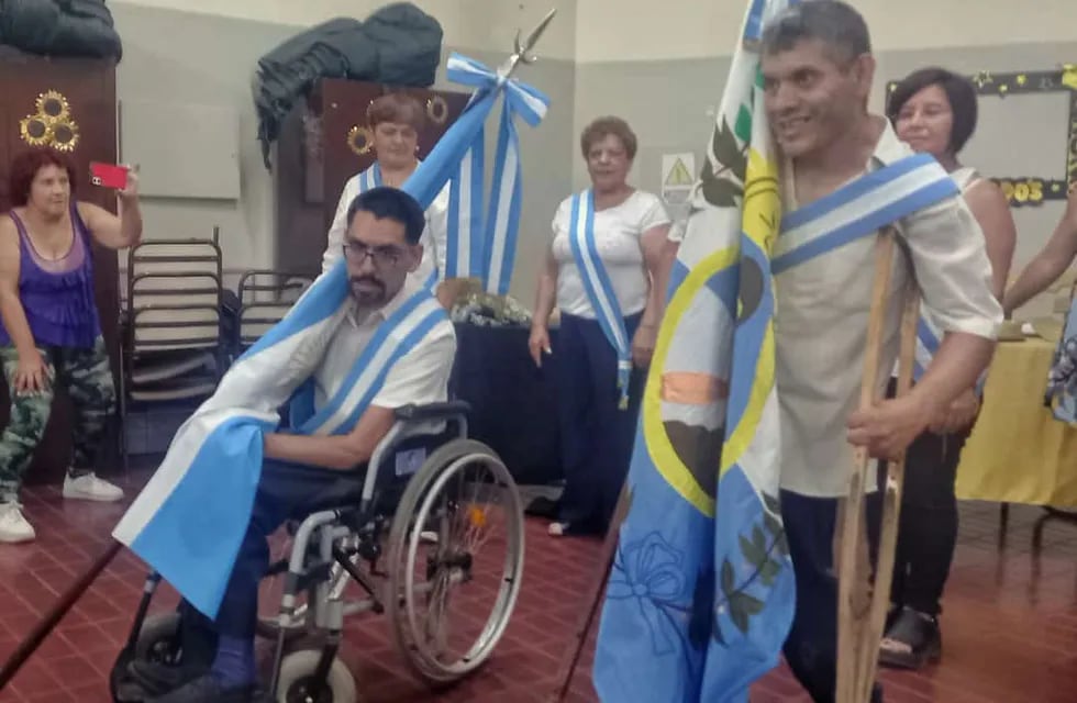 Mauricio y Jesús recibieron la bandera nacional y provincial en las instalaciones del Cebja de Jesús Nazareno, de Guaymallén.