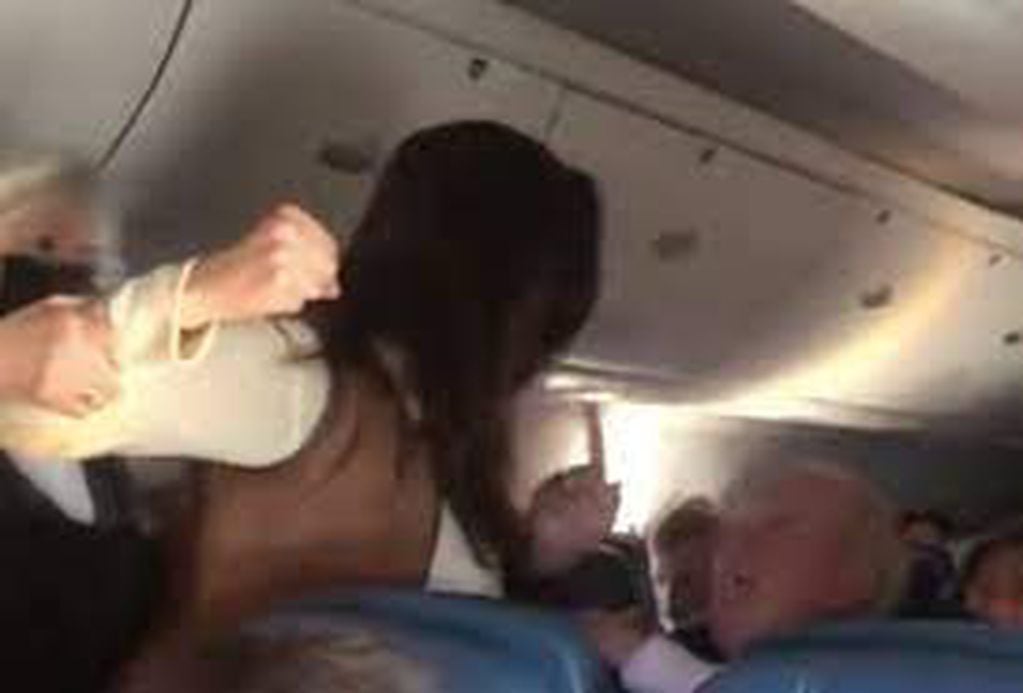 Una ex actriz de Baywatch fue arrestada tras golpear a un pasajero en un vuelo.