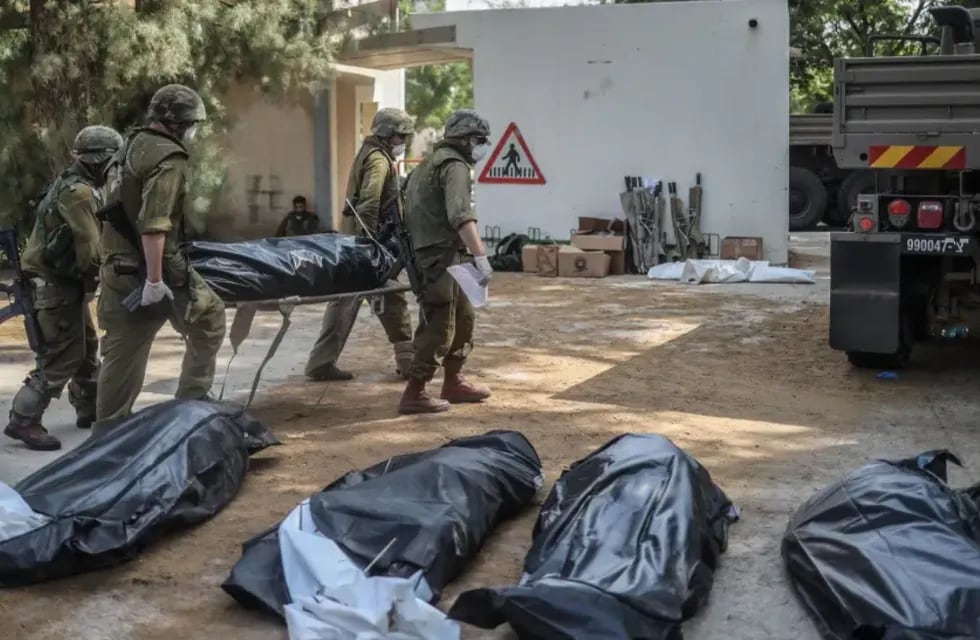 Los soldados israelíes envuelven los cuerpos de los asesinados en el kibutz Kfar Aza  - Foto 20 Minutos