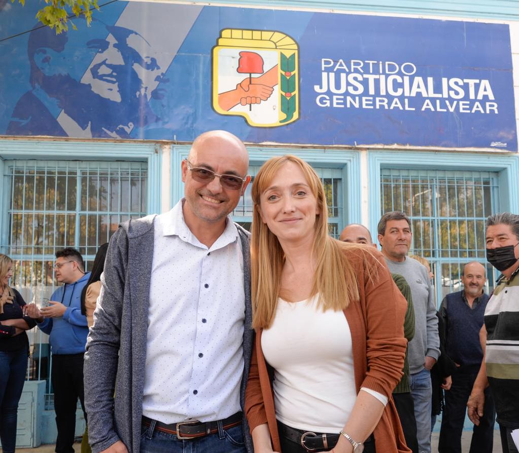 Asunción de autoridades en el PJ. Néstor Otero, flamante titular del partido en General Alvear, junto a Anabel Fernández Sagasti.