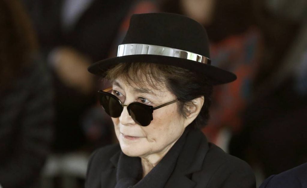 Yoko Ono, la viuda de John Lennon, hospitalizada en Nueva York con síntomas de gripe aviar