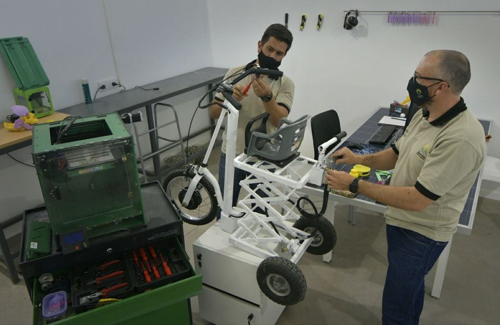 Los técnicos Daniel Ascurra y Matias Martín en el armado final. Foto: Orlando Pelichotti 