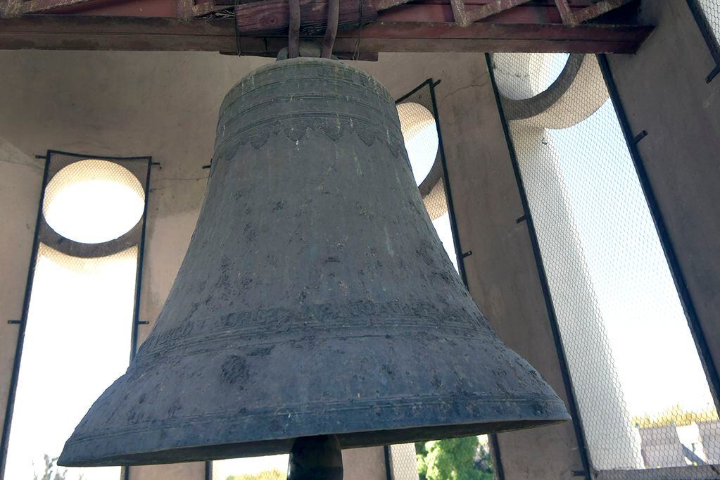 Campana de la Catedral de Nuestra Señora de Loreto, que está montadas sobre un yugo o contrapeso de hierro que va anclado a la misma estructura del campanario. Foto: Orlando Pelichotti

