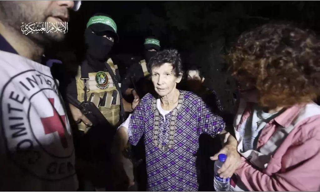 En la imagen, una mujer israelí, secuestrada por el grupo terrorista el 7 de octubre, es entregada a la Cruz Roja en una ubicación desconocida el 23 de octubre de 2023. Fue la primera en ser liberada para el inicio de las negociaciones.