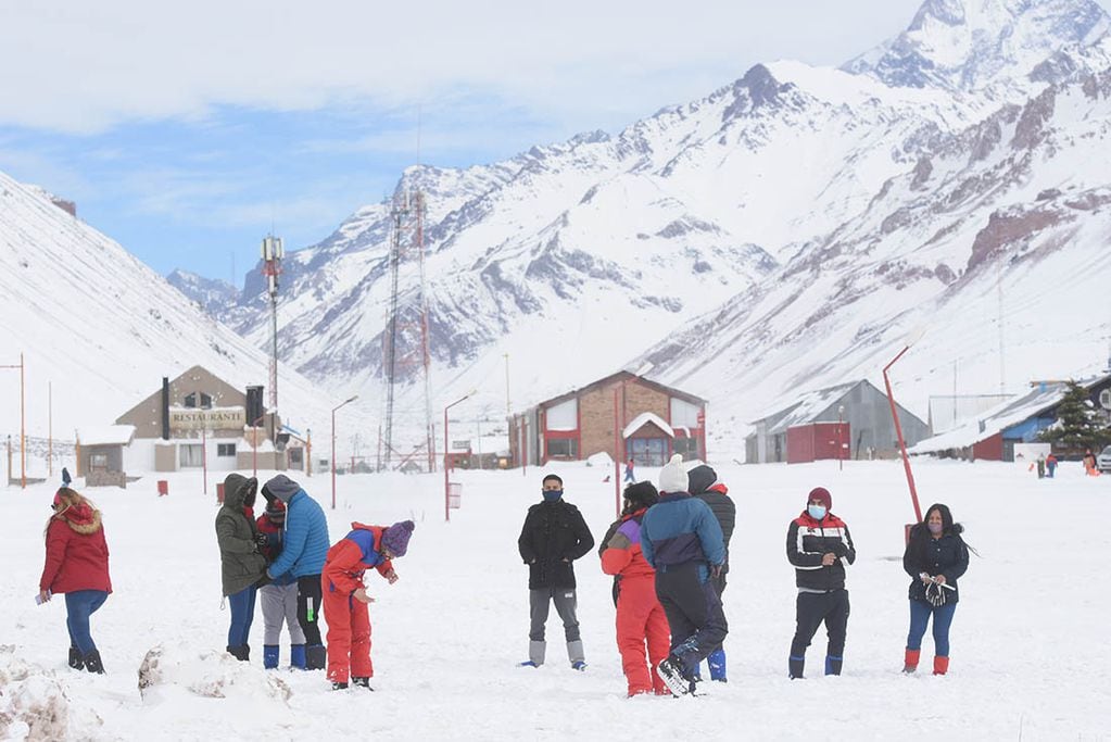 Luego de un invierno seco, la nieve llegó a la Alta Montaña y los mendocinos y turistas aprovecharon el domingo para disfrutar del paisaje y sus atractivos.