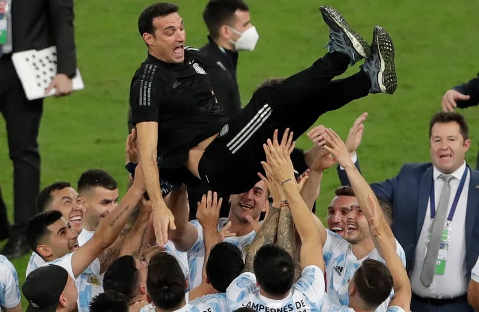 Lionel Scaloni es lanzado al aire por el plantel minutos después de ganar la Copa América en el Maracaná.