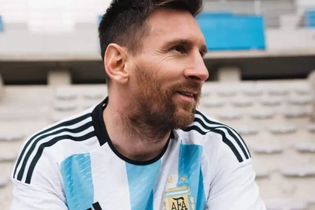 Con Lionel Messi como máxima figura, la Selección Argentina presentó el nuevo modelo de camiseta que se utilizará en Qatar 2022. Hermosa. / Gentileza.