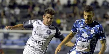 En la última pelota, Independiente Rivadavia, con un gol del Toro Lucero, venció a Gimnasia de Jujuy por 2-1, y sumó tres puntos vitales. 