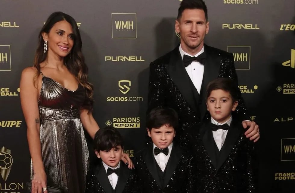 Messi, Antonela Roccuzzo y sus hijos en la alfombra roja del Balón de Oro.