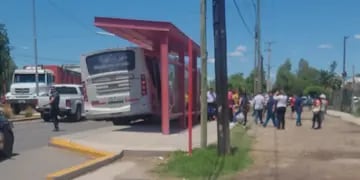 Un micro atropelló a varias personas, entre ellas niños, que esperaban en una parada de Guaymallén y hay heridos de gravedad.