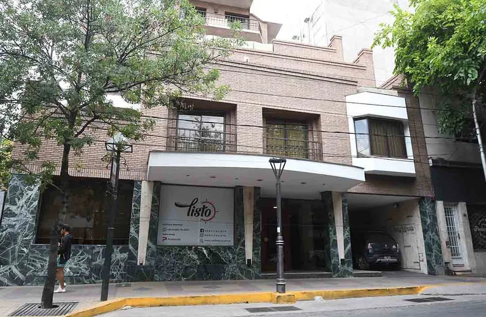 Frente del hotel Reina Victoria ubicado en calle San Juan 1127 de Ciudad, donde en una de las habitaciones encontraron a dos personas sin vida.

Foto: José Gutierrez