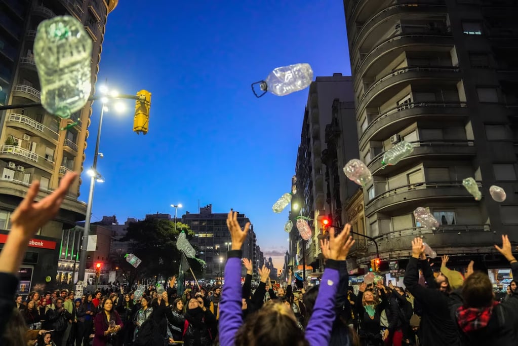 Protestas por la falta de agua en Montevideo, Uruguay. Foto: La Nación