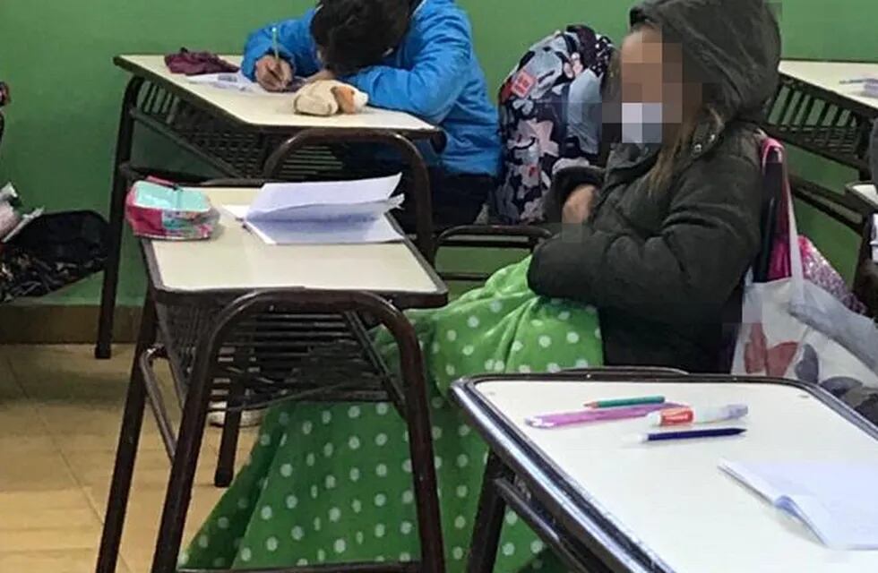 Una docente maipucina capturó la realidad que sus alumnos viven con los días de frío en las aulas y las ventanas abiertas.