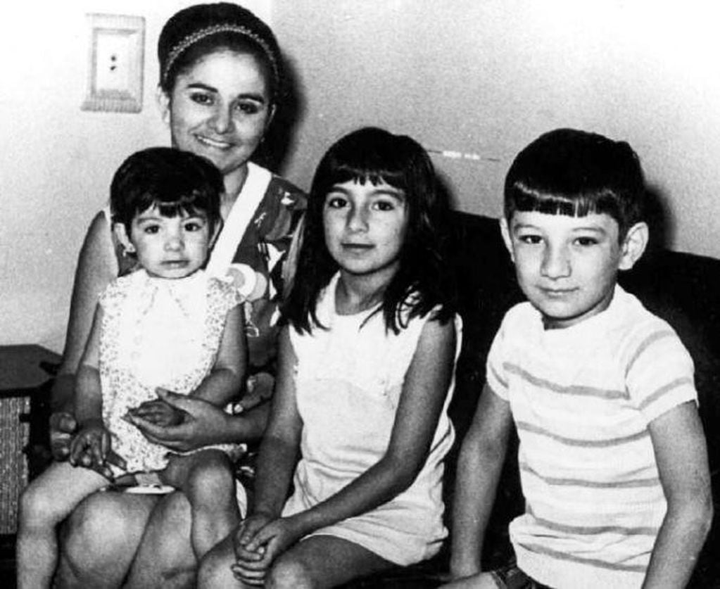 
    Ana María Tuvo 3 hijos conel campeón Nancy, Ana y Lolo.
   