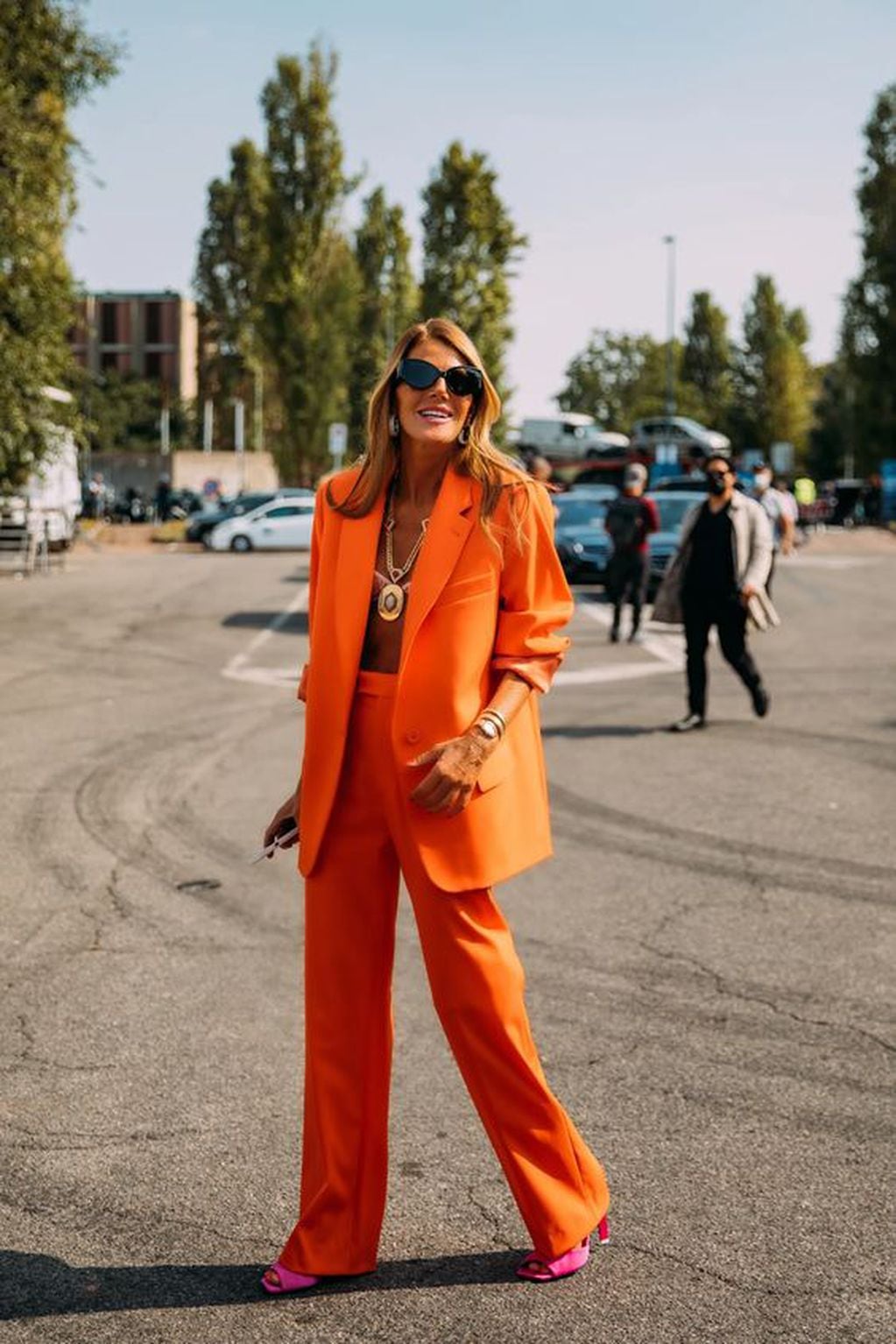Total look naranja con blazer y zapatos fucsia