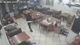 Intentó asaltar un restaurante con un arma de juguete y un cliente lo mató a balazos