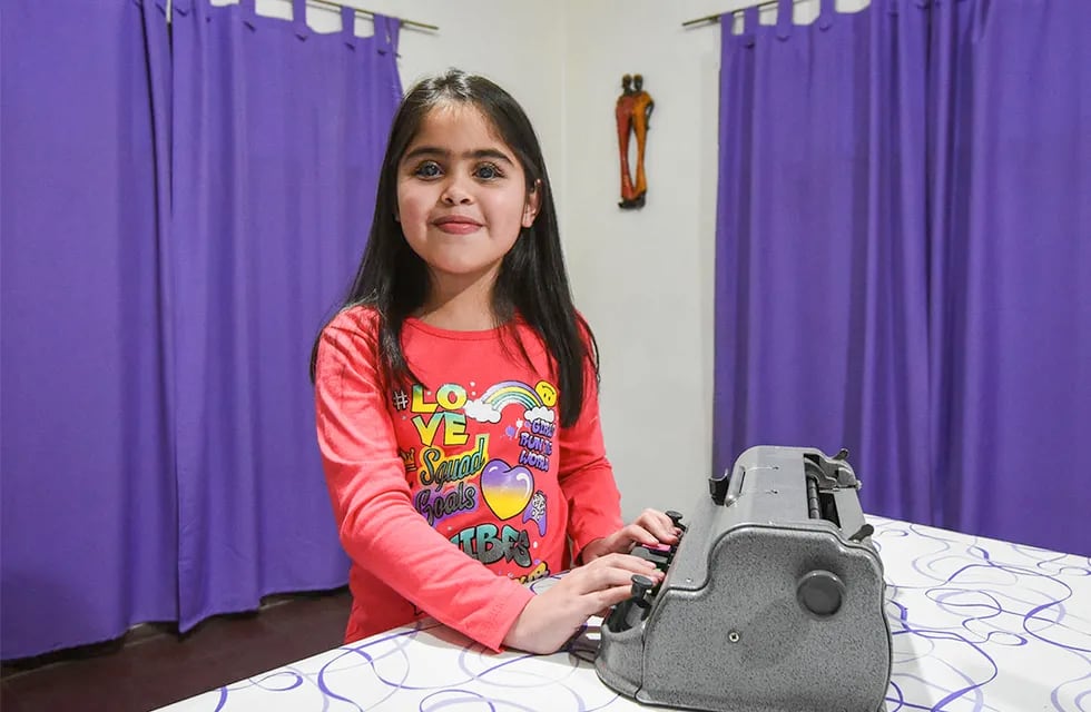 Tiziana tiene 9 años, padece de Retinopatia de grado 5 y necesita una maquina para escribir en sistema Braile y una computadora para poder estudiar mejor. 

Foto: Mariana Villa / Los Andes
