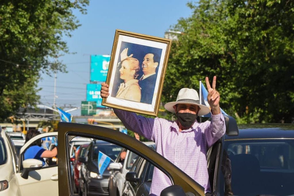 Algunos llevaban cuadros con las imágenes de Eva y Perón para acompañar en la caravana.