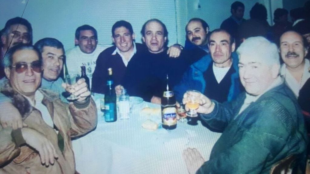 Lentini, de lentes, en una reunión junto a sus amigos que conformaron la Asociación de Corredores de Enduro de Mendoza a fines de los 70 y principios de los 80.