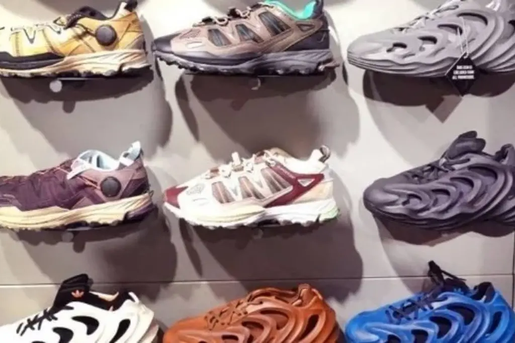 Adidas tiene 1.300 millones de dólares en zapatillas Yeezy y no sabe qué hacer con ellas ya que el calzado salió de la venta luego de la polémica con el rapero Kanye West.