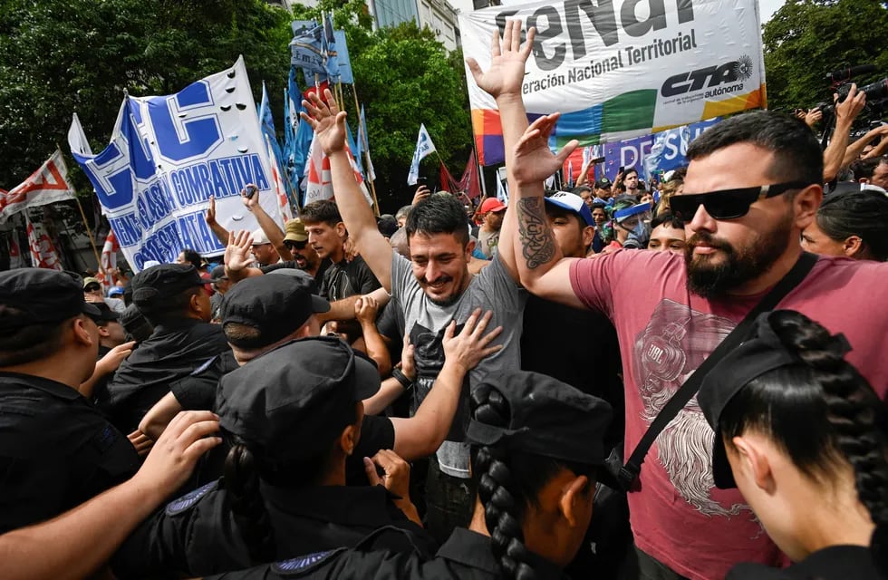 Miles de manifestantes marcharon por alimentos y el Gobierno ratificó que la ayuda "irá directo a comedores". - foto: Noticias Argentinas