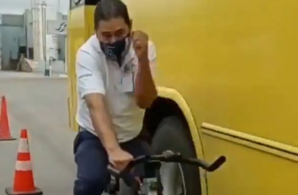 Hacen subir a choferes de colectivos a bicicletas para que sepan qué se siente ser rozado por ellos. (Captura de video)