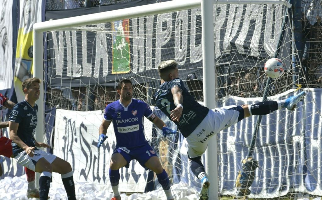 La Lepra busca el gol ante La Gloria. /Orlando Pelichotti- Los Andes