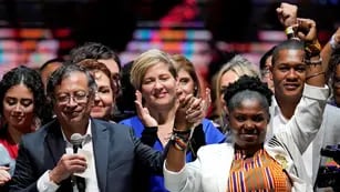 Gustavo Petro, a la izquierda, su esposa Verónica Alcocer, atrás al centro, y su compañera de fórmula Francia Márquez, celebran ante sus partidarios después de ganar la segunda vuelta de las elecciones presidenciales en Bogotá, Colombia. AP