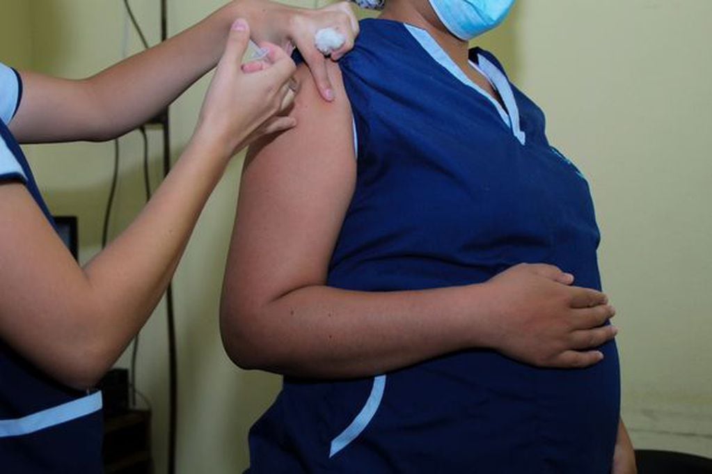 La vacuna está dirigida a embarazadas de entre 32 y 36 semanas y 6 días de gestación.