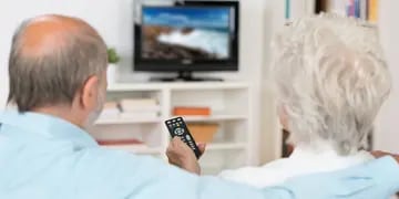 Buenas noticias para jubilados: cómo pagar la tarifa mínima por internet, telefonía y televisión