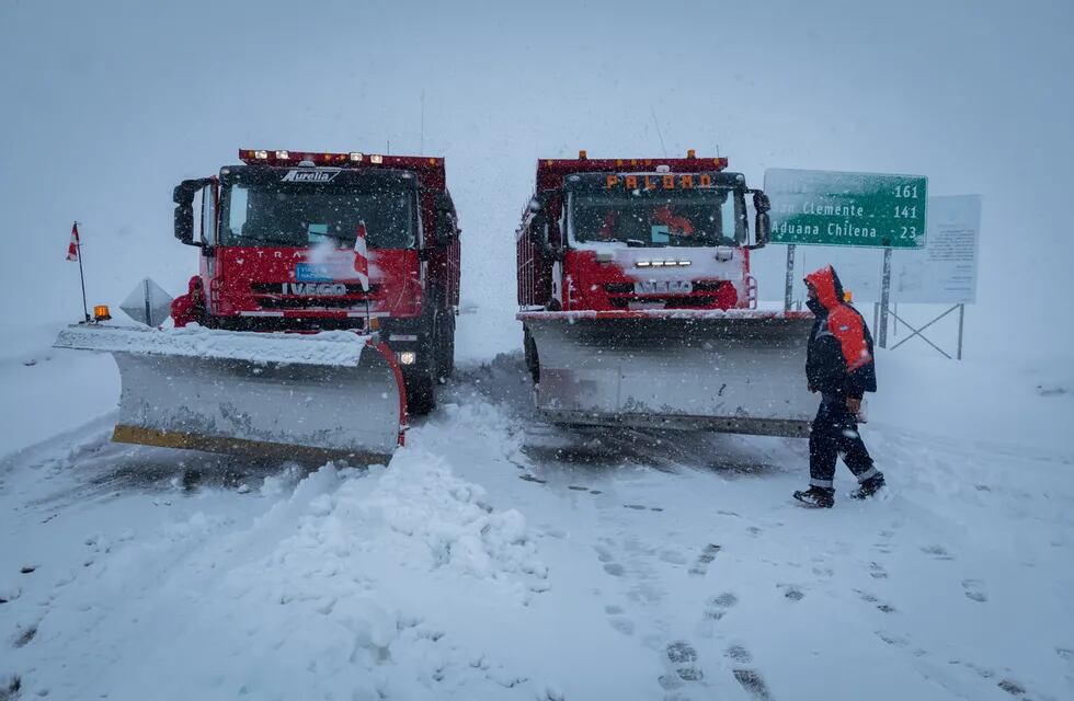 Guardianes del camino: así trabajan los encargados de despejar la nieve en las rutas durante los temporales. Foto: Ignacio Blanco / Los Andes