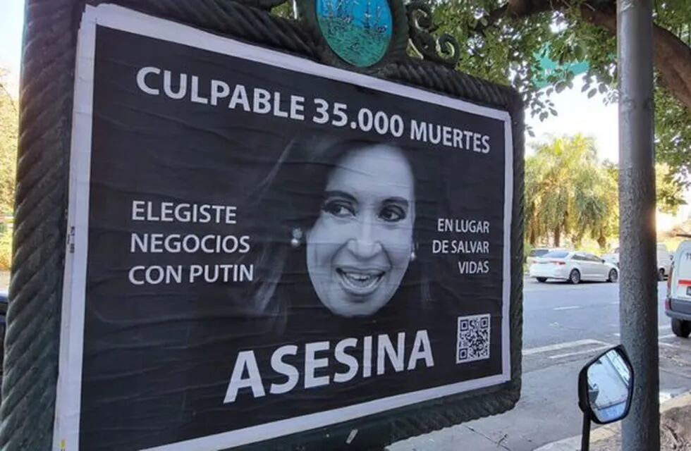 Los afiches en cuestión contra la vicepresidenta, Cristina Kirchner, que se vieron en la Ciudad de Buenos Aires.