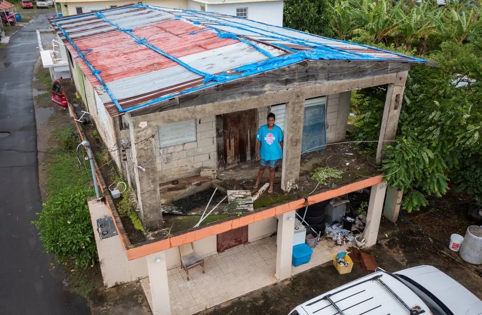 Una vecina sufre las consecuencias del paso del huracán Fiona. / AP