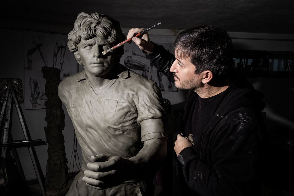 Domenico Sepe mientras armaba la estatua de Maradona