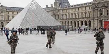 SOLDADOS. Al patrular la zona del museo de Louvre en París, el jueves (AP/Jacques Brinon).