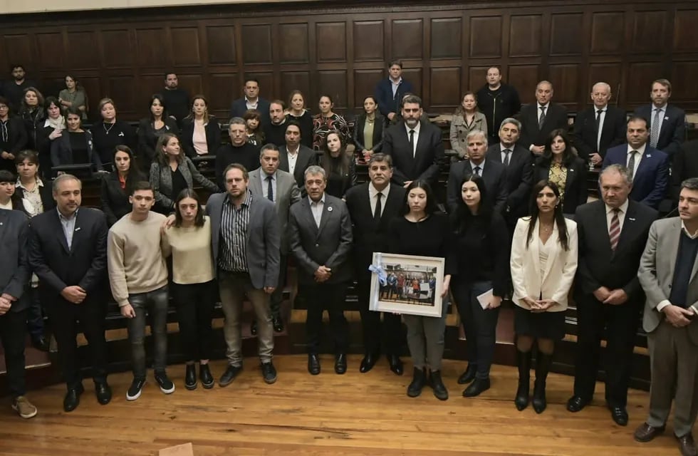 Homenaje de la Cámara de Senadores a Alejandro Bermejo y entrega de cuadro a los familiares. Foto: Orlando Pelichotti