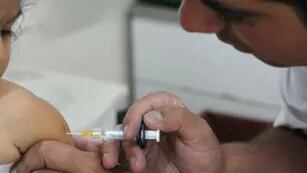 Se informó que solo se seguirá vacunando a los bebés de 3, 5 y 15 meses contra el meningococo. Los Andes