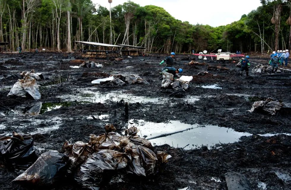 Imagen de archivo de un derrame de petróleo en el Amazonas en el año 2011, donde ya se ha destruido un gran porcentaje del mayor pulmón verde del planeta.