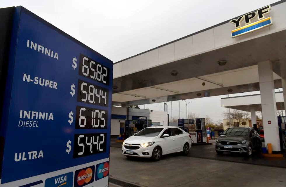 Aumento en el precio de los combustibles. Aumentaron la nafta y Gas Oil en las estaciones de servicio. Foto: Orlando Pelichotti / Los Andes